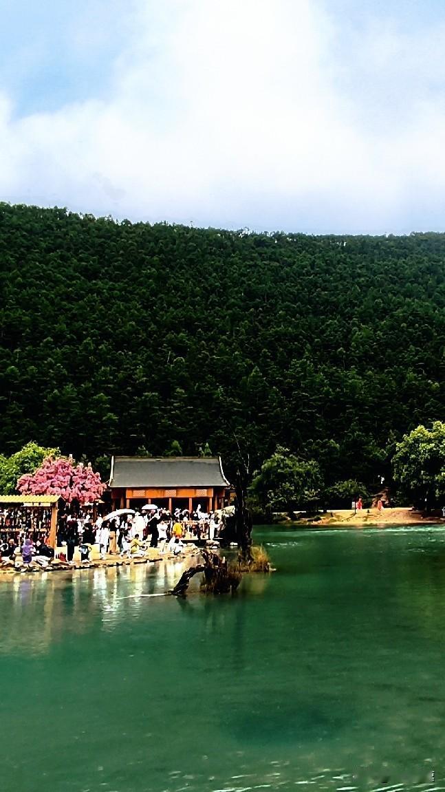 南京今天这26度的天气确实绝了，不冷不热，没风没雨，天空还带着朦胧温柔，出门溜达