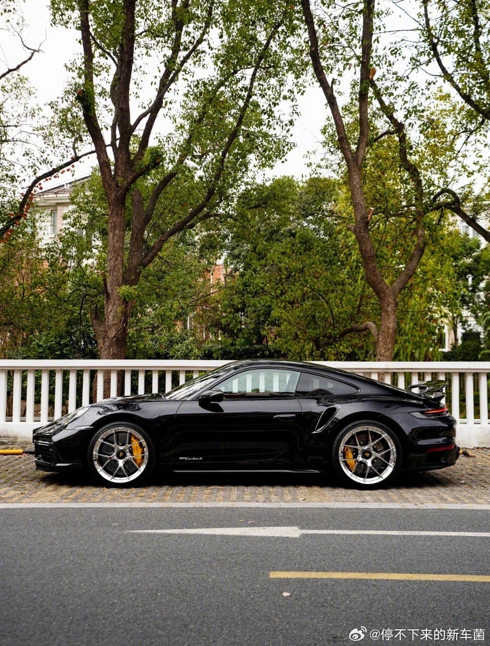 保时捷911 turbo s，是经典的红黑配色 ​​​