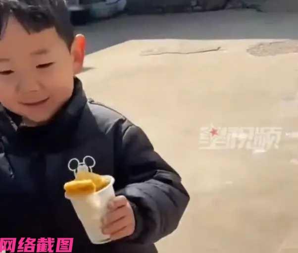 山东济宁有三岁孩子跟着自己的姥姥姥爷出门吃席，可是孩子似乎很懂事，自己还未吃饱就
