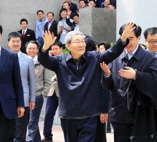 房改，国企改制，加入世贸，这些为中国经济狂飚猛进搭建起的四梁八柱，均与这位具有非