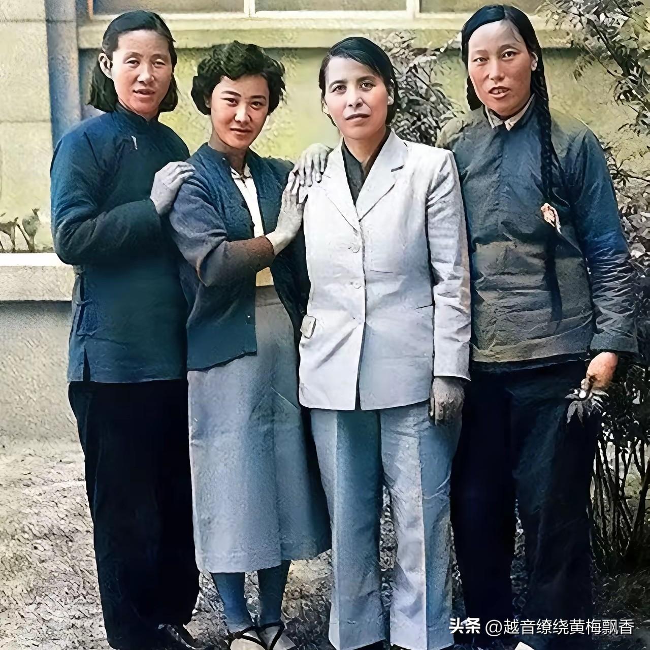 这是一张五十年代的照片，照片上第二位是已故著名歌唱家郭兰英。郭兰英年轻时容貌出众
