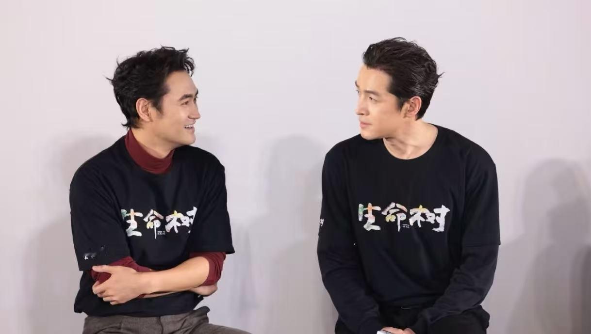 43岁的胡歌和袁弘合作《生命树》，好期待啊！
胡歌的《生命树》终于要上映了，真是