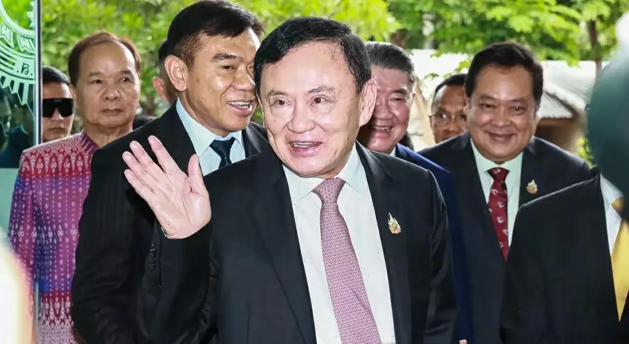 泰国他信长相越来越怪异，这双眼睛看着怎么那么凶？
跟他同龄的西哈莫尼国王还是慈眉