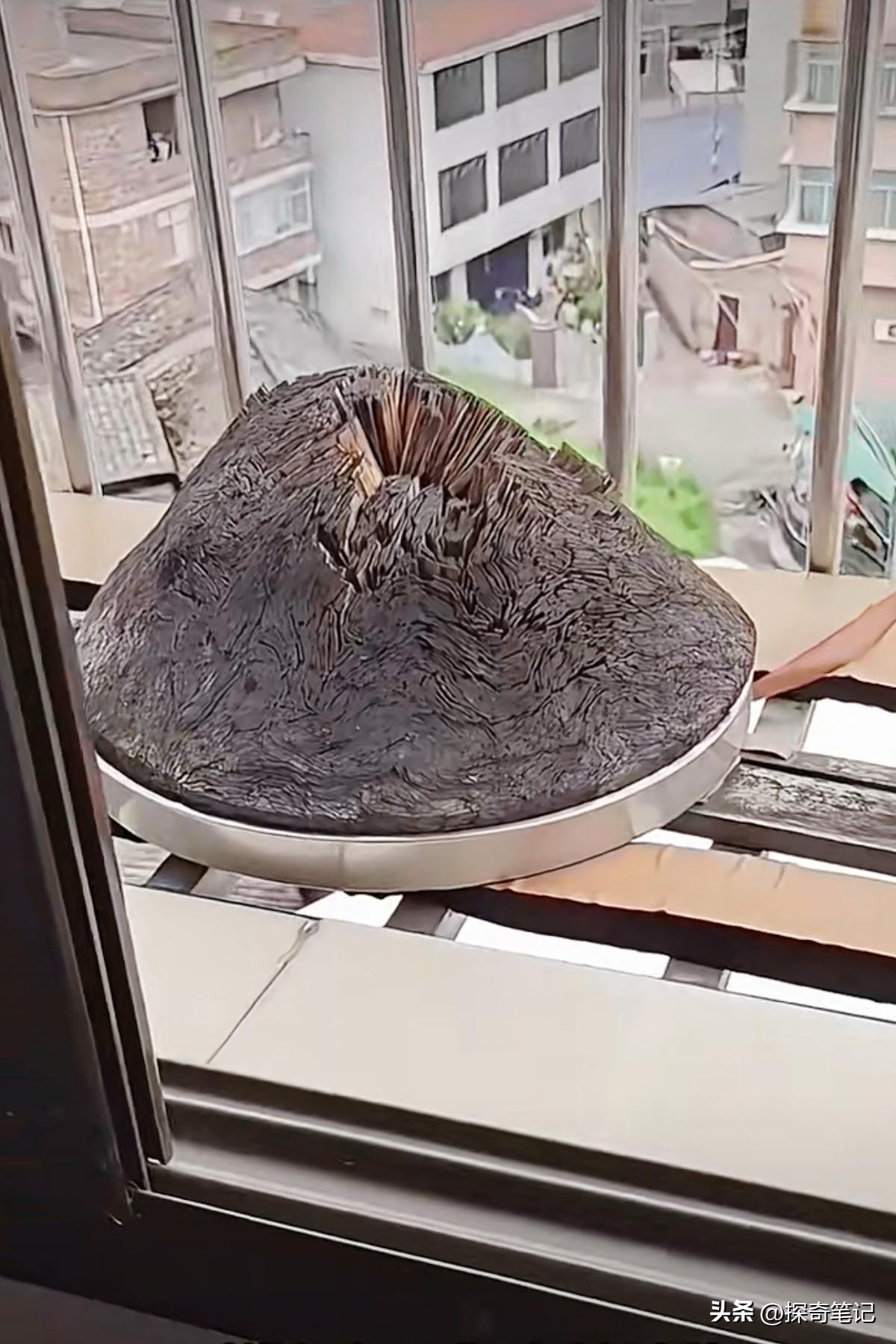 本想把菜板拿到窗户外晒晒杀杀毒，不曾想晚上忘了收，又不小心下了点小雨，结果这个菜