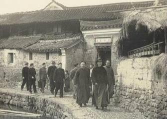 1949蒋介石在溪口度过的最后百日|一把乡土，两杯白水，永别故园
1949年1月