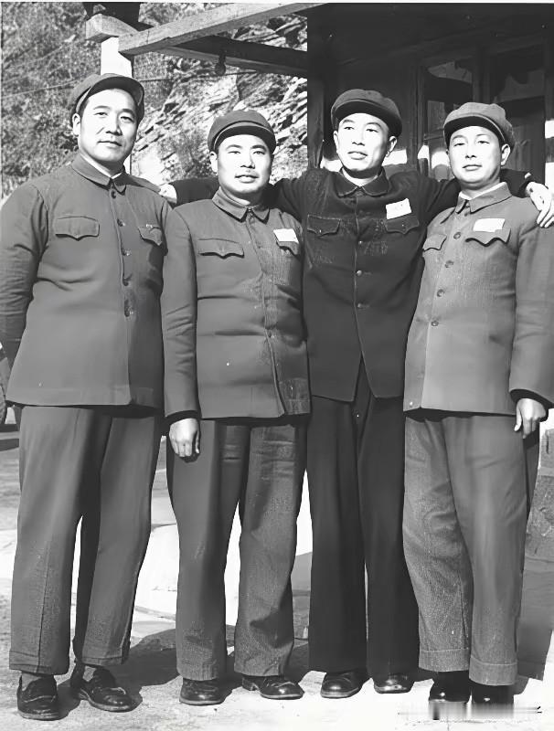 异国他乡的四位老将

1954年，停战协议签订之后，四位志愿军老将在朝鲜桧仓的驻