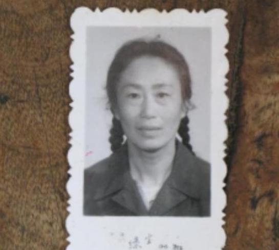 1969年，19岁的女知青黄丽萍隐瞒身份，在北大荒劳动，几年后，她放弃回城，谁料