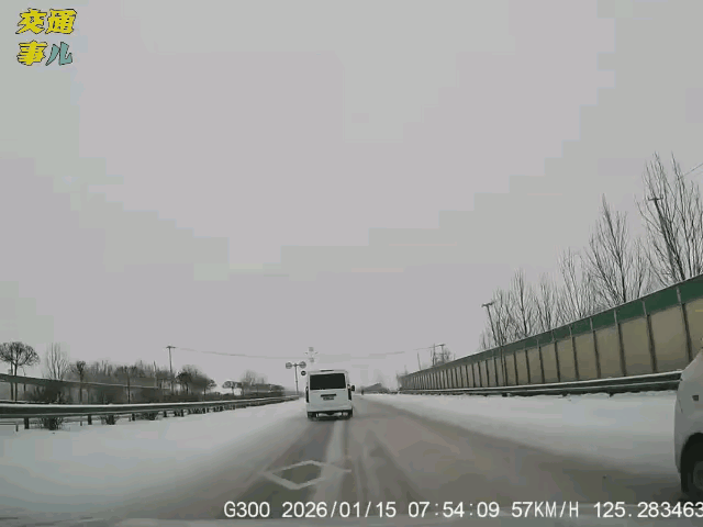 这么大的雪还要超车，真是有技术有胆量，好在最后一刻没有造成更大事故