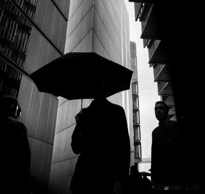 世界从不主动显露真相，它只在每个观察者的视角里，长出专属的答案。
——叔青山