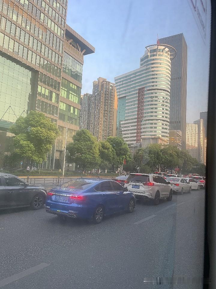 分享我这周有趣的事：上班下班，是这个礼拜最有趣的事。时间自己安排，工作时间内事情