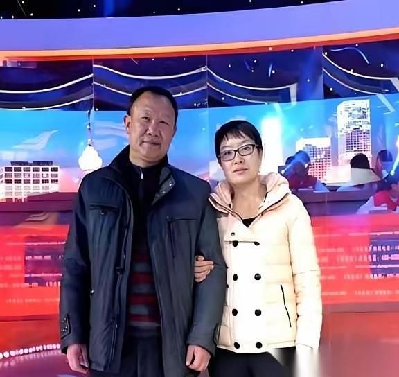 这是一桩曾在2016年央视寻人录像中，走向彻底反转的真实旧案。

一位穿着体面的
