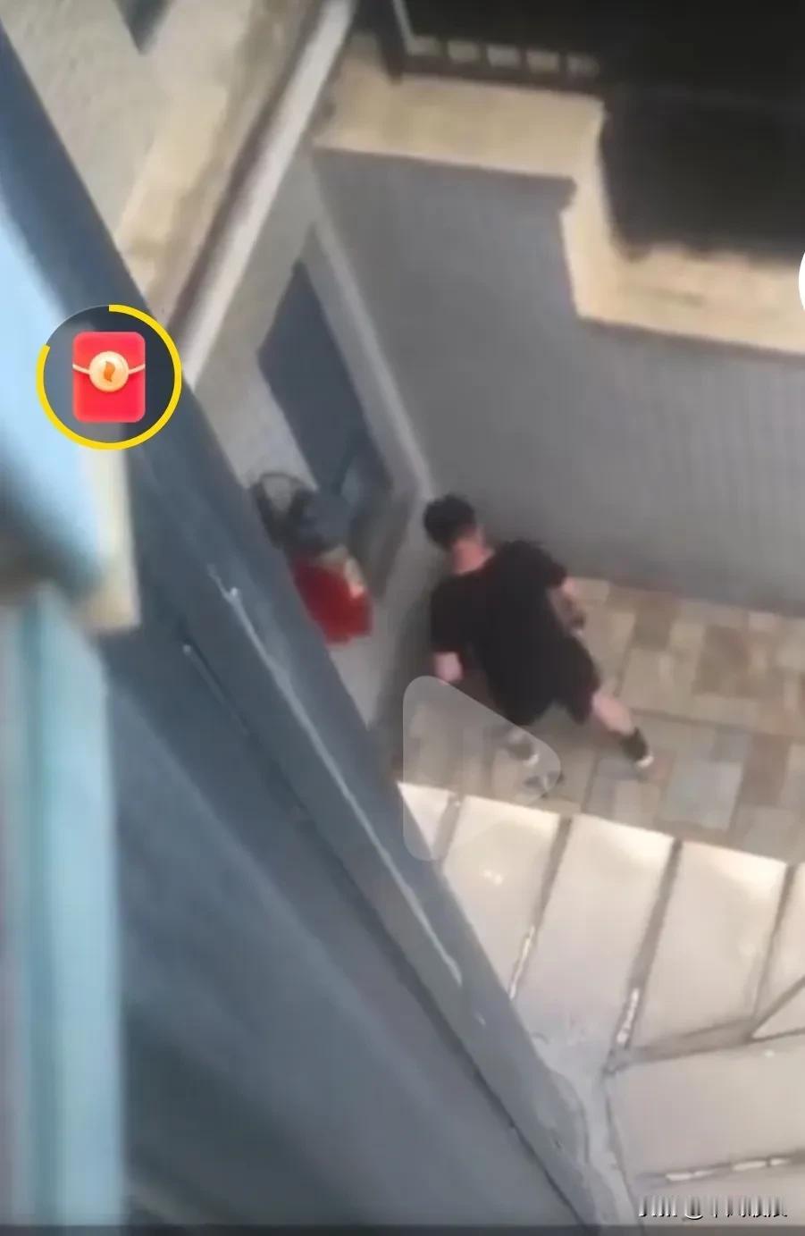 男子经常虐待狗狗，经常拳打脚踢，掍棒治候，把它掐住脖子摔在在地上。打得狗狗惨叫声