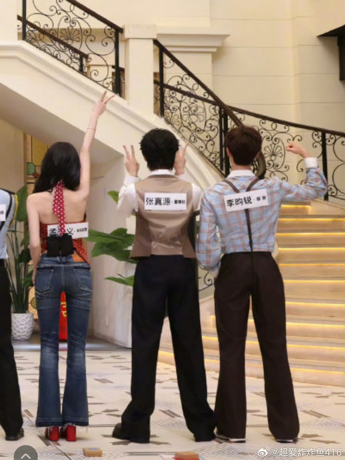 张真源又在孟子义李昀锐中间我不行了。。新一季跑男这个张真源又水灵灵站孟子义李昀锐