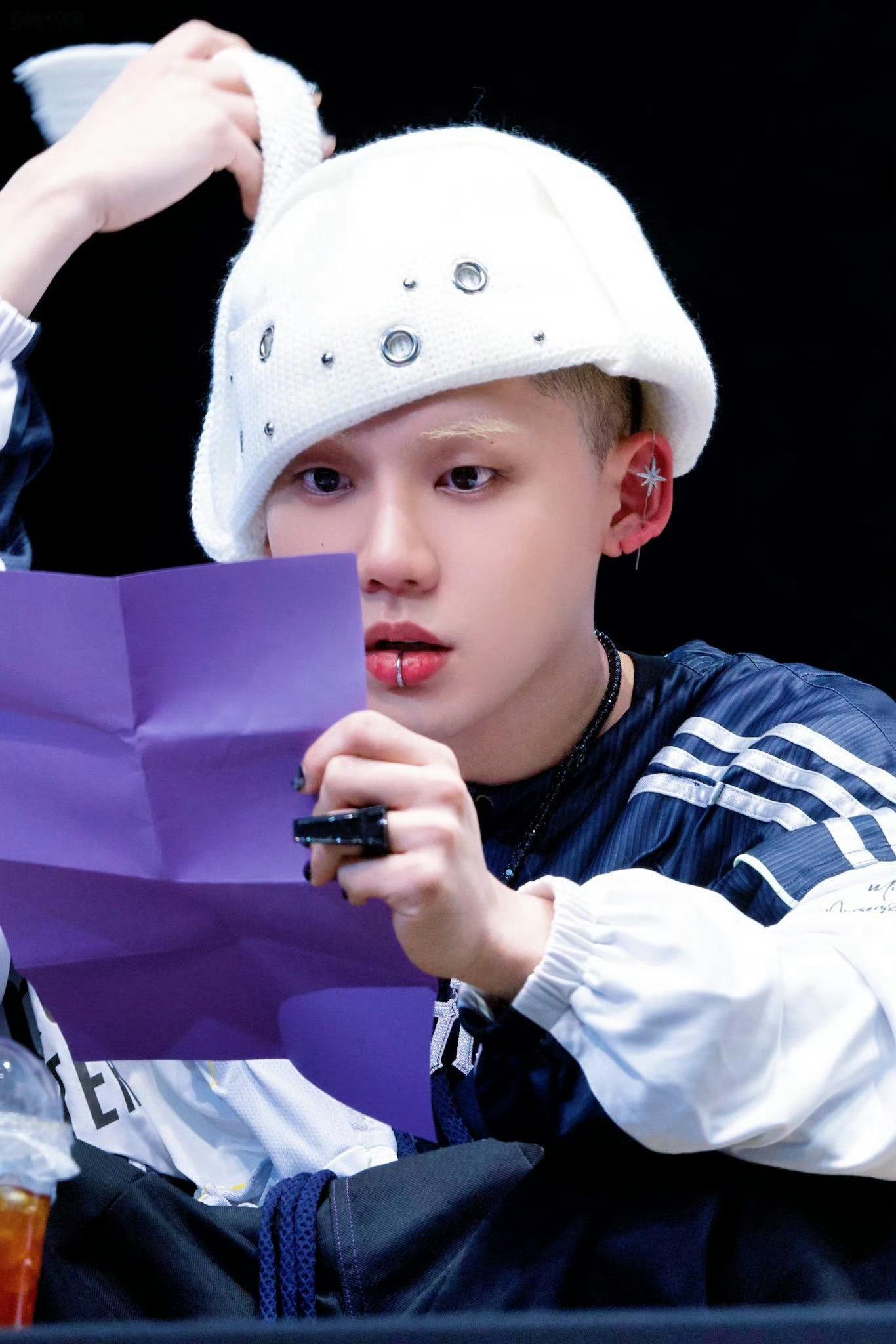 感觉自己每天好呆萌 好懵逼呀  (ͼ̤͂ ͜ ͽ̤͂)✧不是这耳洞谁给我开启了屏