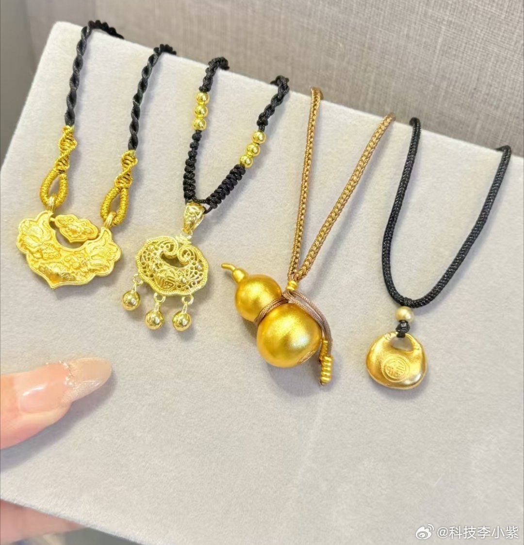 黄金跌到不敢买了能回到之前的价格吗？想买条金项链戴，夏天带金项链好看