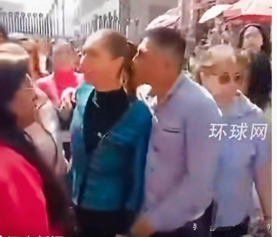 真是不可思议，堂堂墨西哥总统在光天化日之下竟然被陌生男子搂抱猥亵。总统的安保人员
