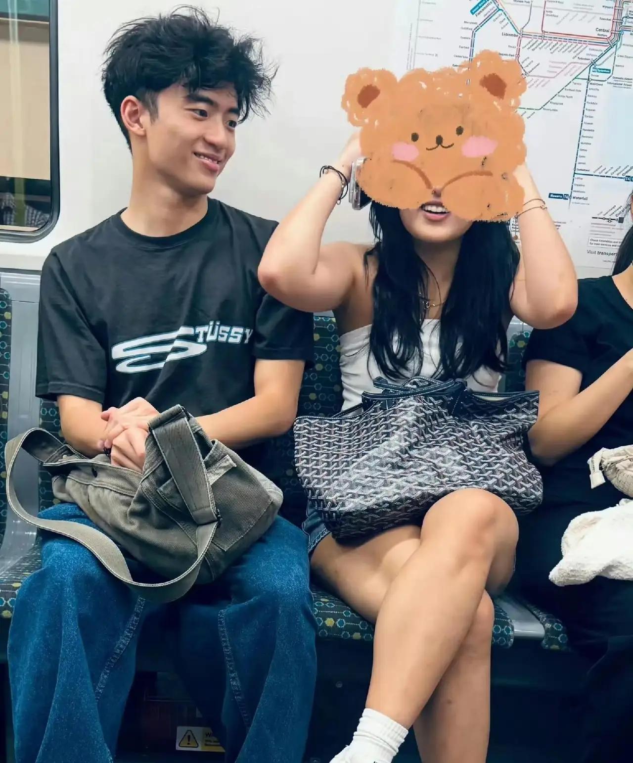 张柏芝又要有烦恼了，
而且事情还不小。
网友拍到她大儿子谢振轩和同龄辣妹举止亲密