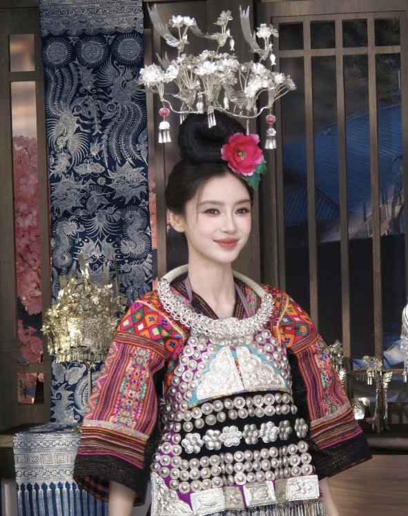 被baby这套羌族造型美到 别有一番韵味希望多多尝试民族服饰Angelababy