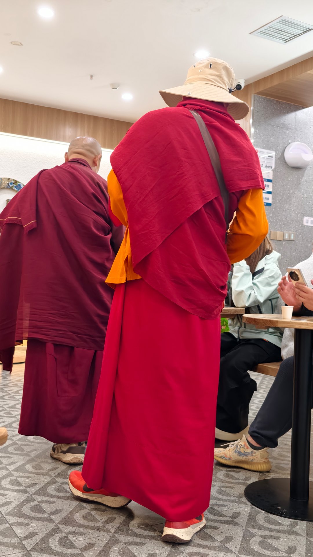 偶遇僧人到奶茶店化缘手持二维码，不再是“钵盂” 