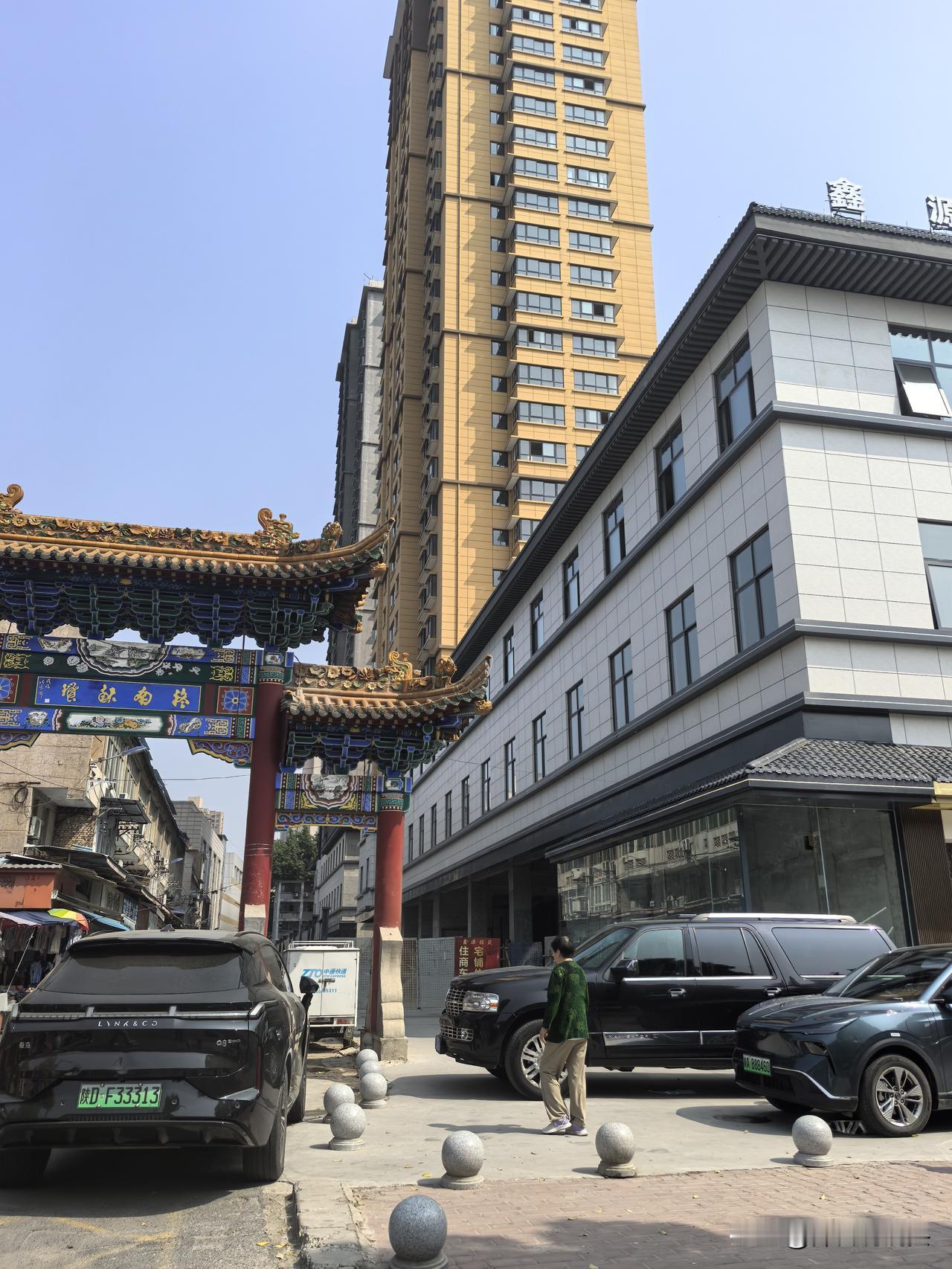 据了解，这座新楼是将嘉汇商场最东侧一排的门店拆除后，进行扩建改造而成。改建好的这