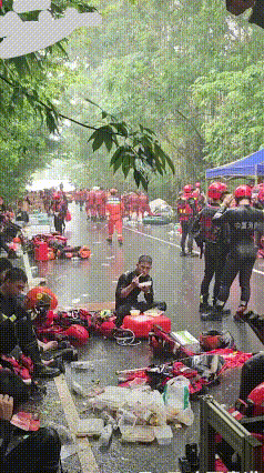 几步之遥便是避雨帐篷，消防员为何冒雨吃掺着雨水的盒饭？
 广西贵港连日暴雨，洪涝