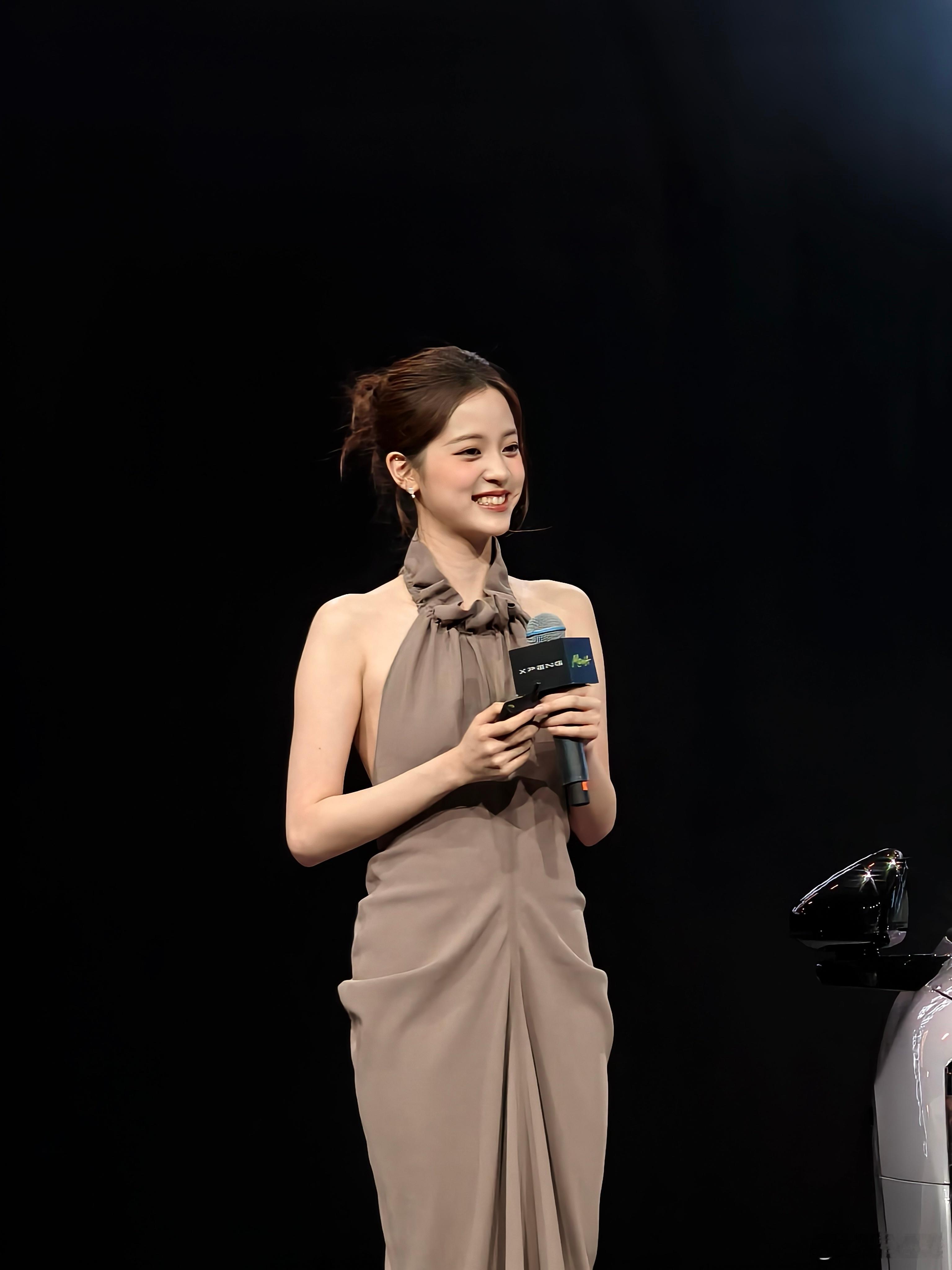 早啊！有一说一，欧阳娜娜真的挺好看啊。  ​​​