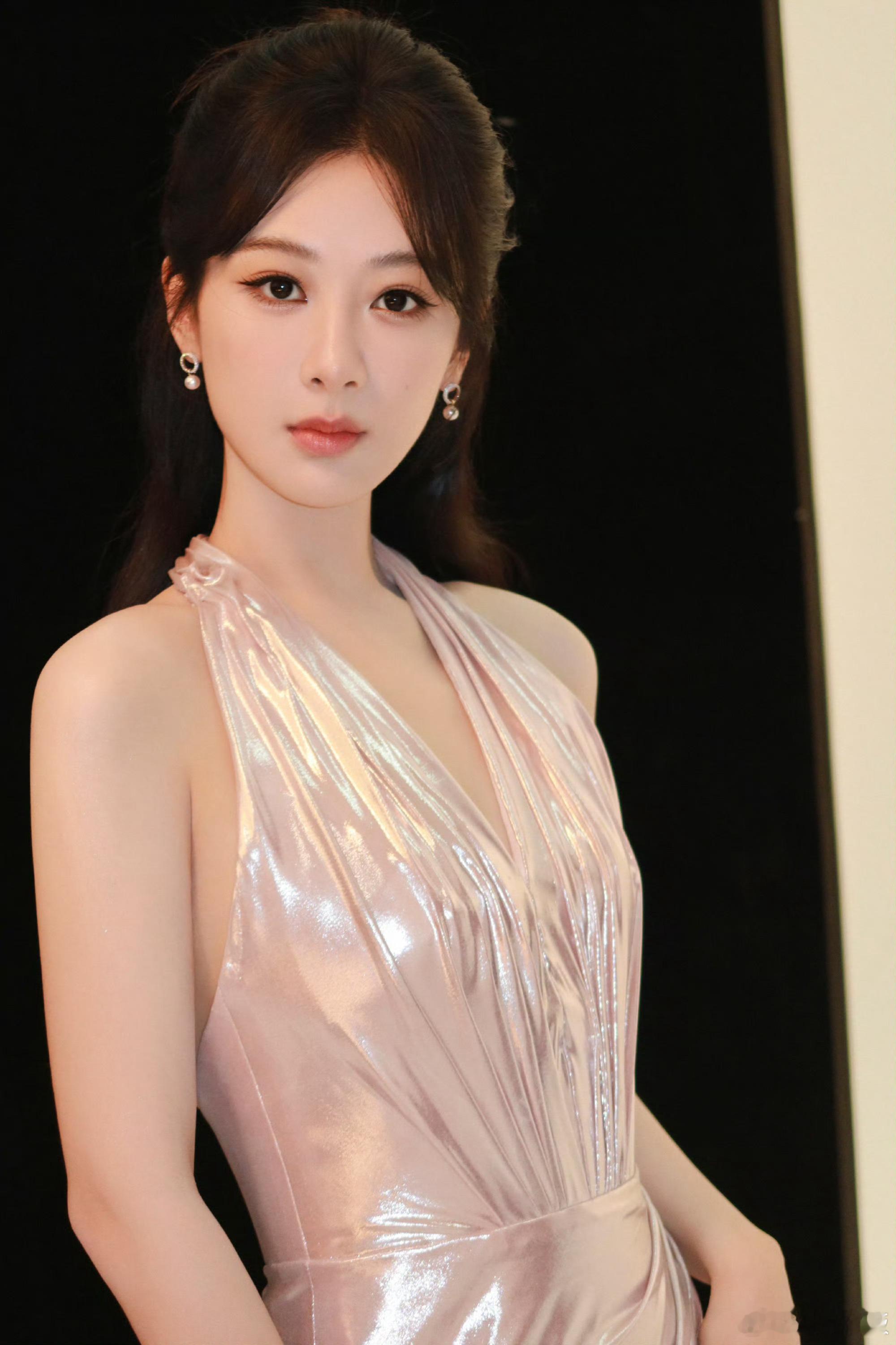 杨紫工作室有图分享杨紫尽享夏日焕白杨紫尽享夏日焕白，美美，太美了 ​​​