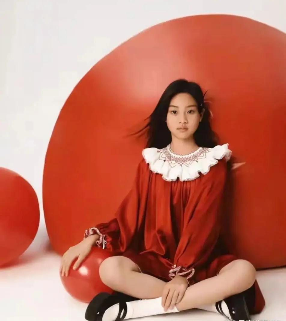说什么贾乃亮的女儿甜馨被迫退网。
一个12岁的孩子就不应该天天在网上发视频。这个