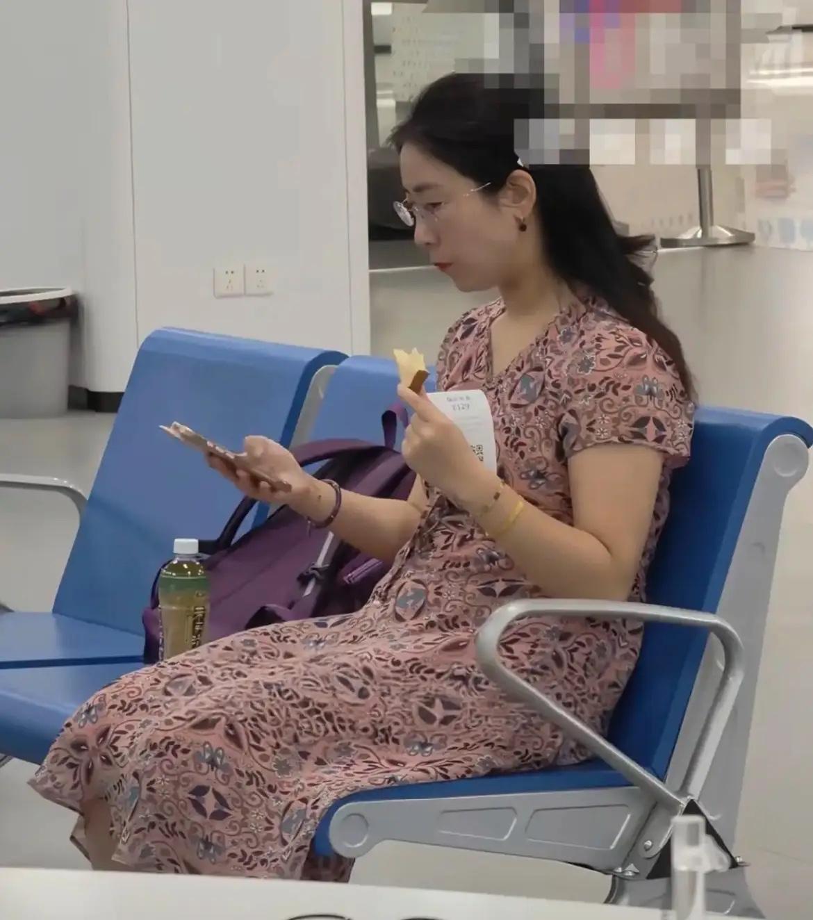 无锡朱女士的一组路人照片，看完让人心里五味杂陈，彻底看透了成年人婚姻的现实与凉薄