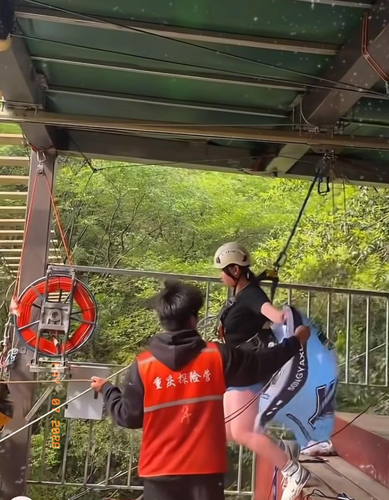 四川女孩坠崖秋千这件事，家属已经和景区和解，也接受了相应的赔偿。
 
按理说，这