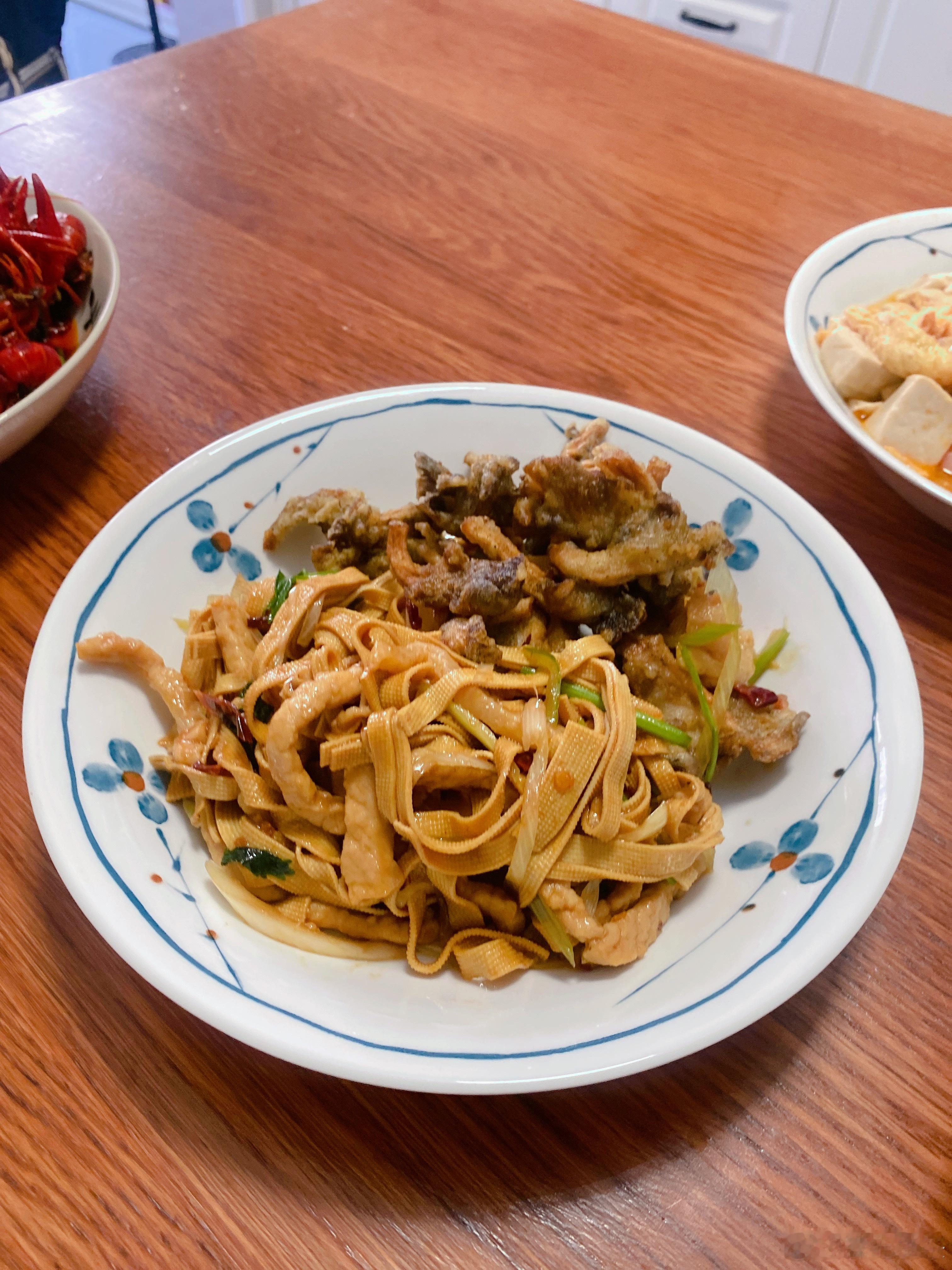 今天吃小龙虾，闺女的最爱简简单单又一餐今日午餐