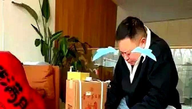 阎鹤祥凌晨3点发女儿辅食图时，郭麒麟正蹲在片场啃冷盒饭改剧本！
你翻他的社交账号