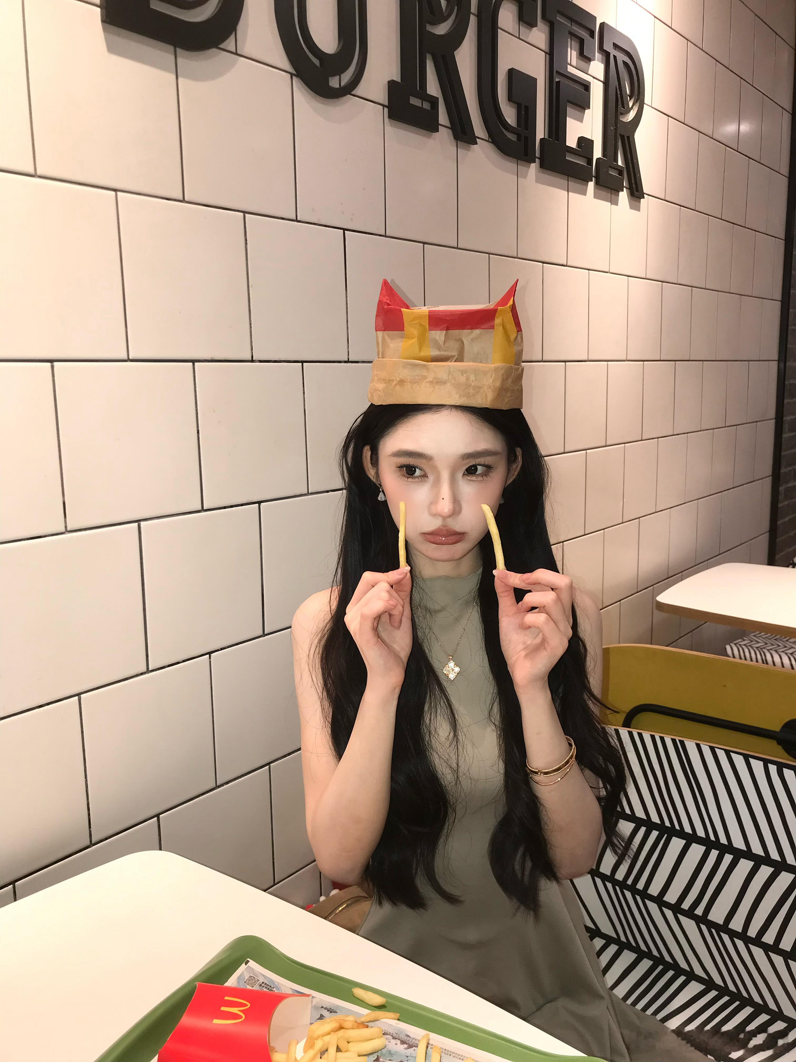 谁帮我p个哭哭的表情包啊！！？老婆们 ​​​