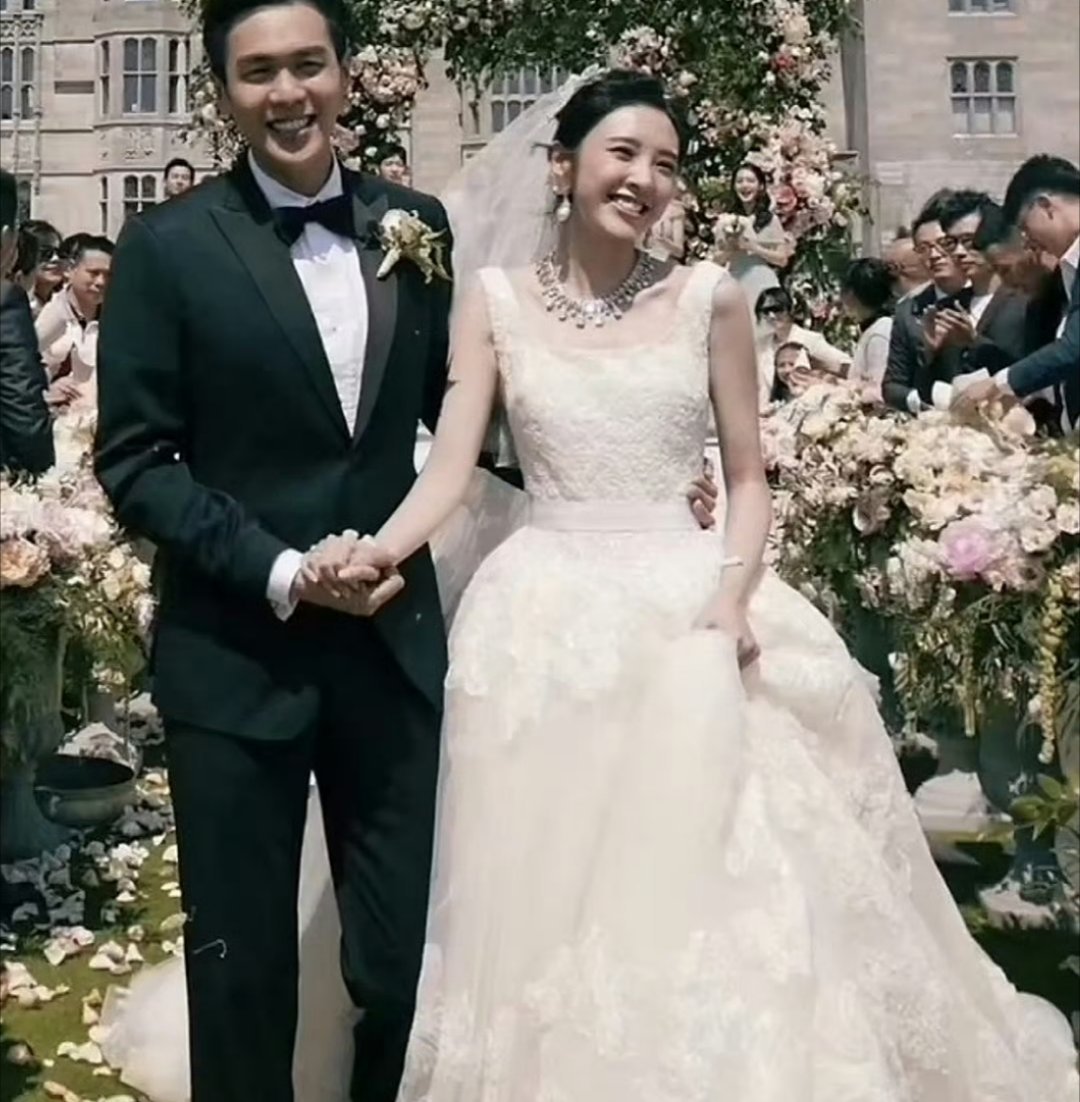 李沁说在张若昀婚礼把妆化费要回来了 哈哈哈哈，熟人聊天就是不一样 ​​​