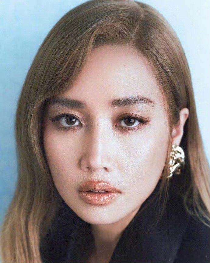 ALin总裁文女主有脸了Alin深V叠深V的绝杀搭配，清冷又美艳的眼神杀过来~隔