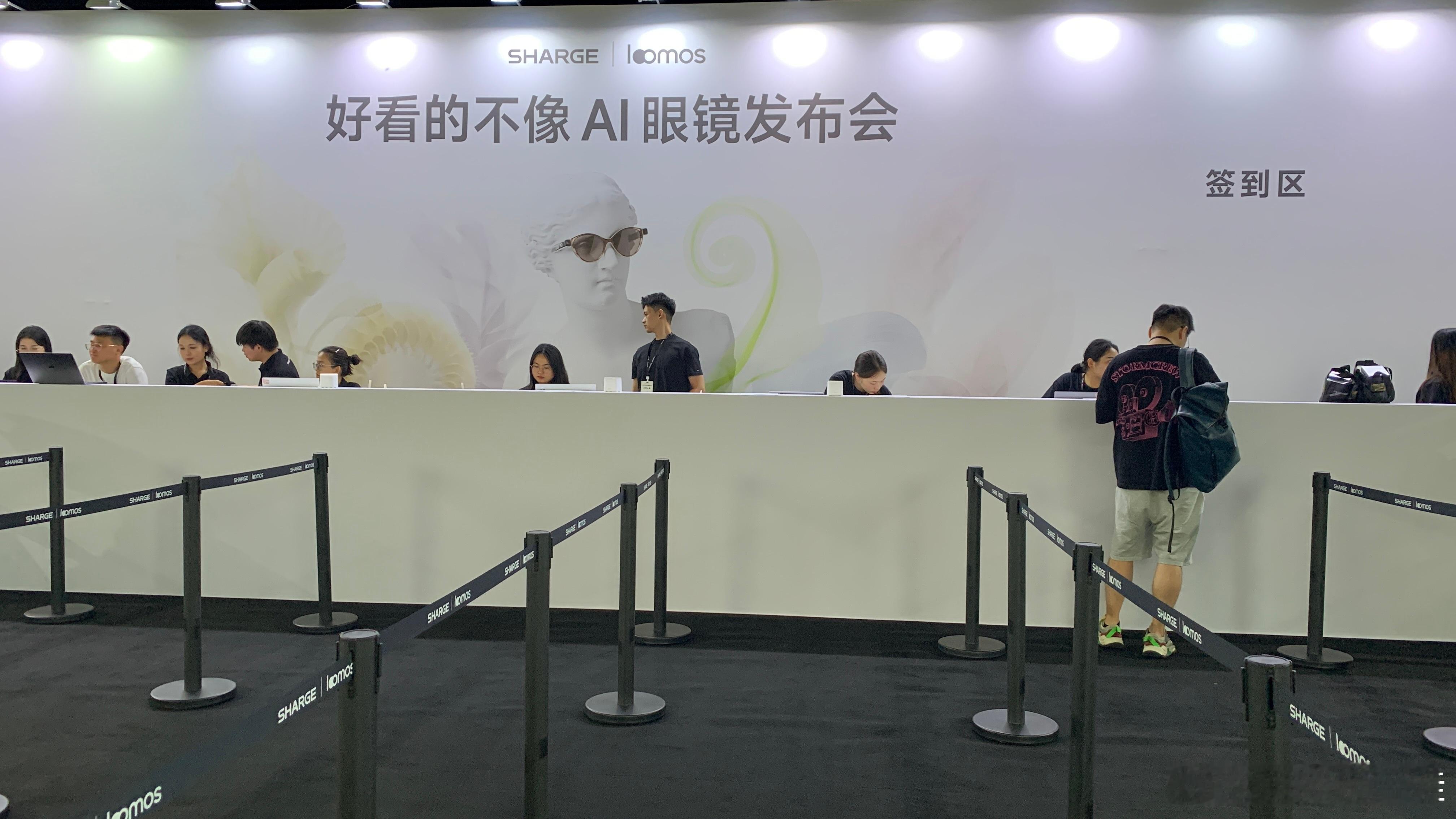 闪极loomos好看的不像AI眼镜发布会 大武汉除了热干面，还有闪极AI眼镜发布