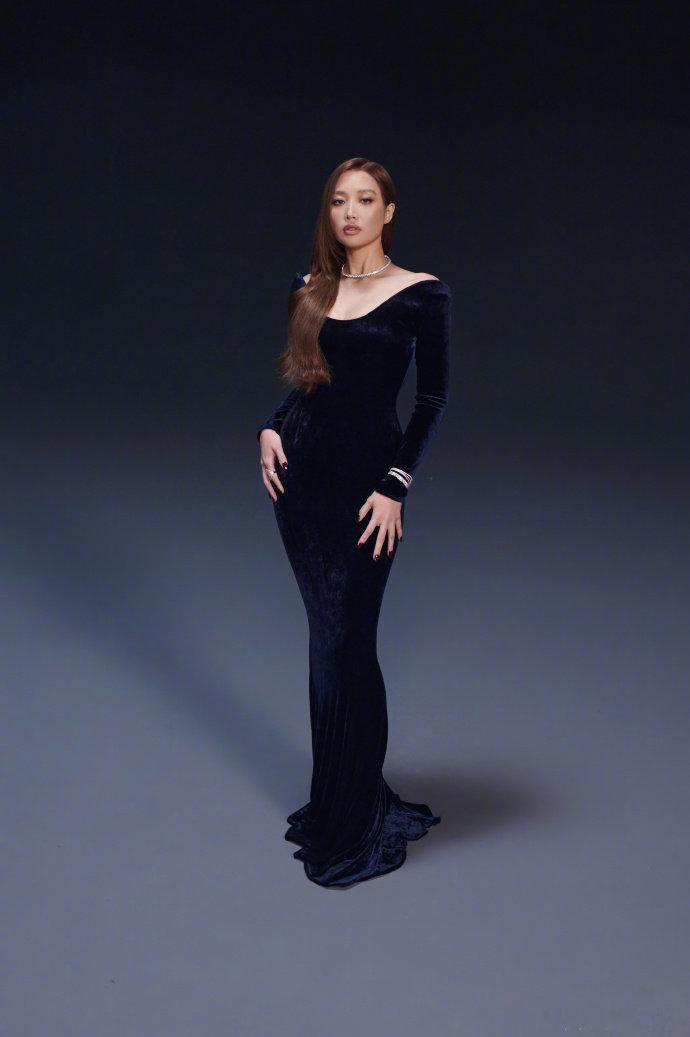 ALin演唱会隐藏主角提词器ALin学粤语用谐音belike我本人实力与可爱并存