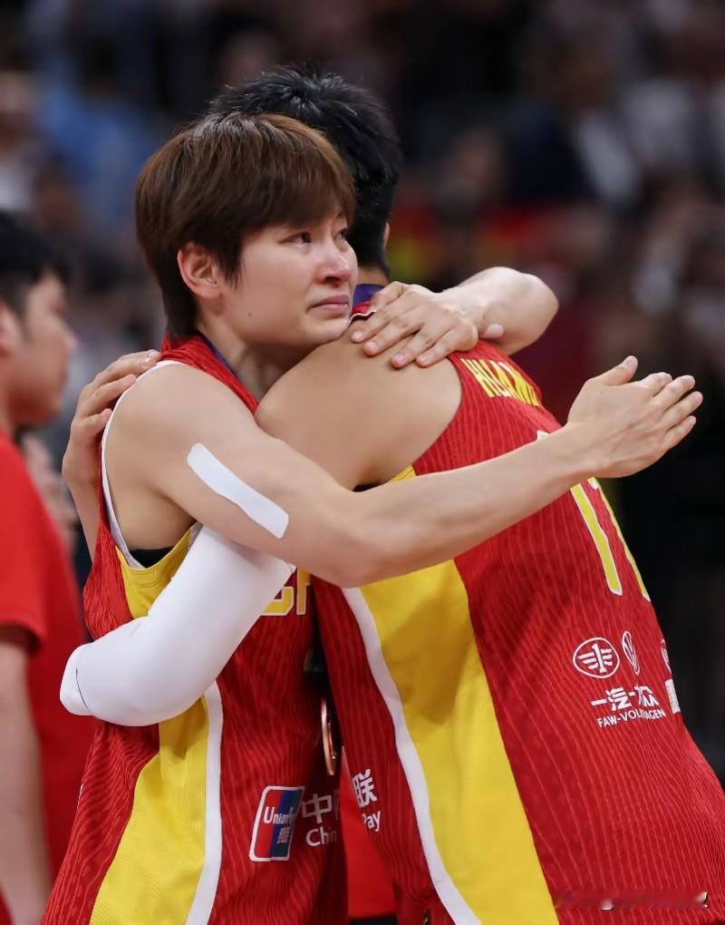 听杨毅聊中国篮球今年夏天这战绩，那可真是让人心里五味杂陈啊！

先说女篮这边，张