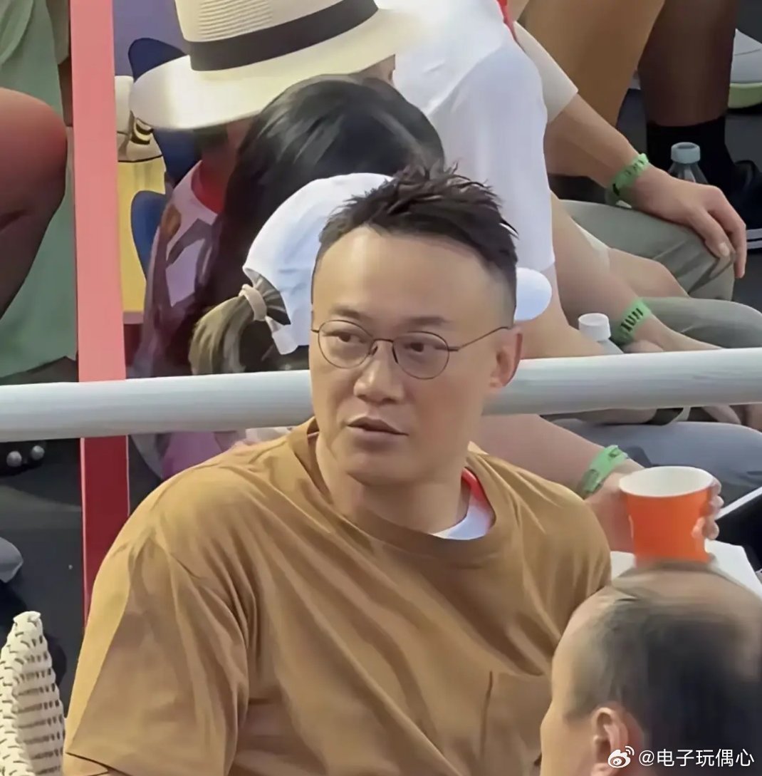 老天吶，差点没认出来。 电视上看着一般般，真人巨帅啊！ 