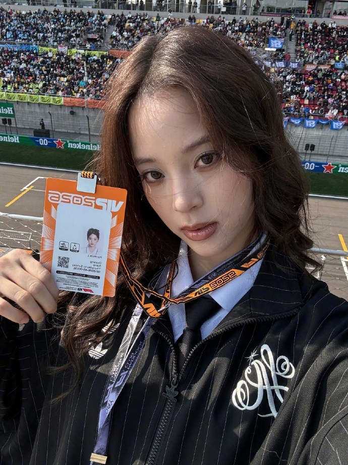 欧阳娜娜朋克风卷发 欧阳娜娜上海F1观赛图太绝了✨ 赛博朋克风卷发自带机能感，又