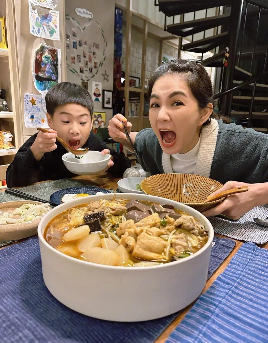 ella陈嘉桦收工后和儿子一起吃宵夜，看起来好美味！儿子好可爱，张大嘴巴和妈妈一