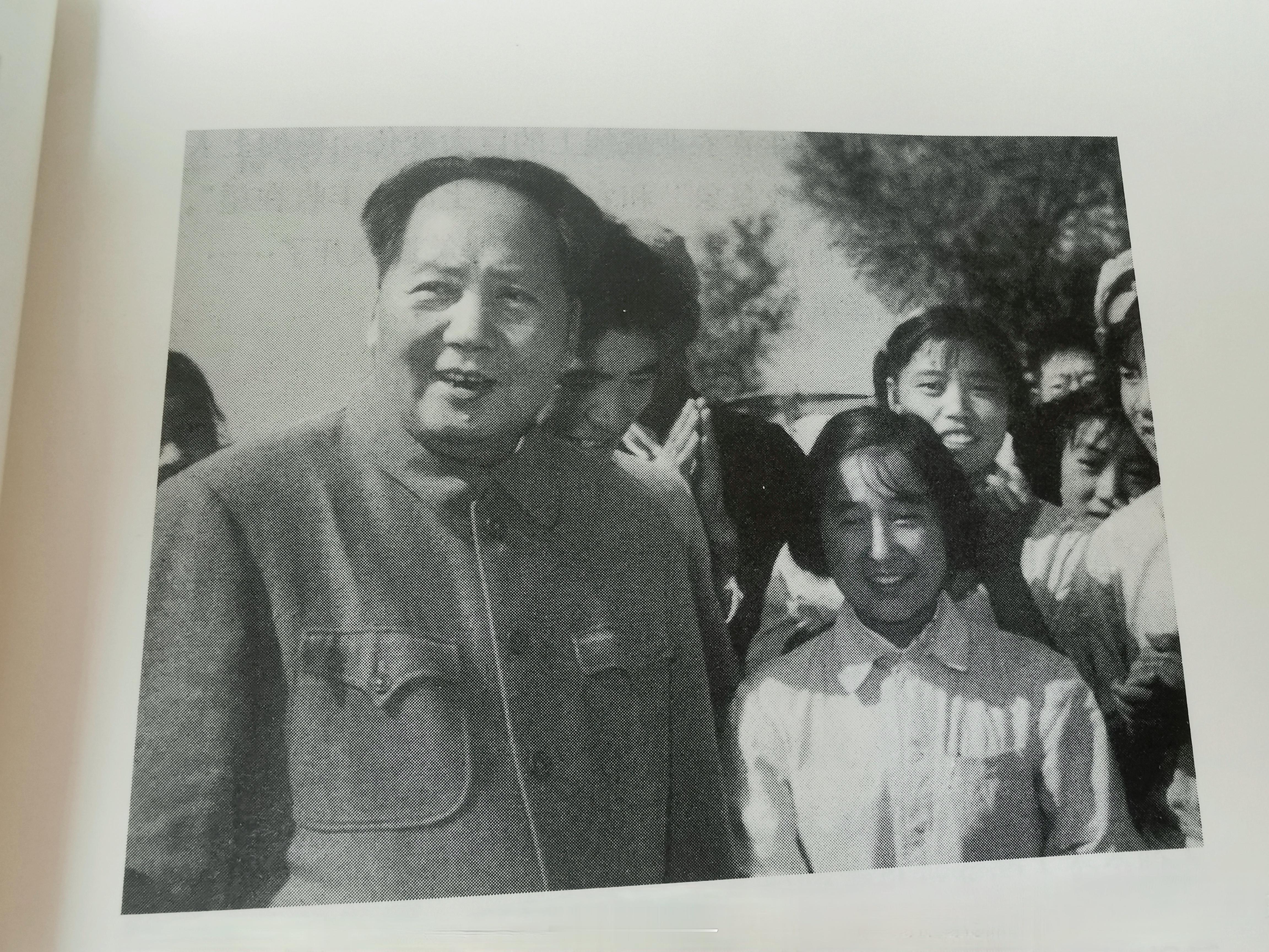 1959年9月24上午，毛主席一行视察河北邯郸。当他出现在磁县的棉田地头时，一个