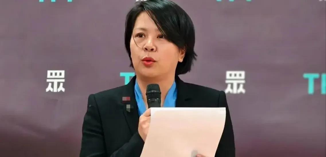 民进党把李贞秀请上节目，本来剧本写好了，让她开口骂大陆，结果她当着主持人的面直接