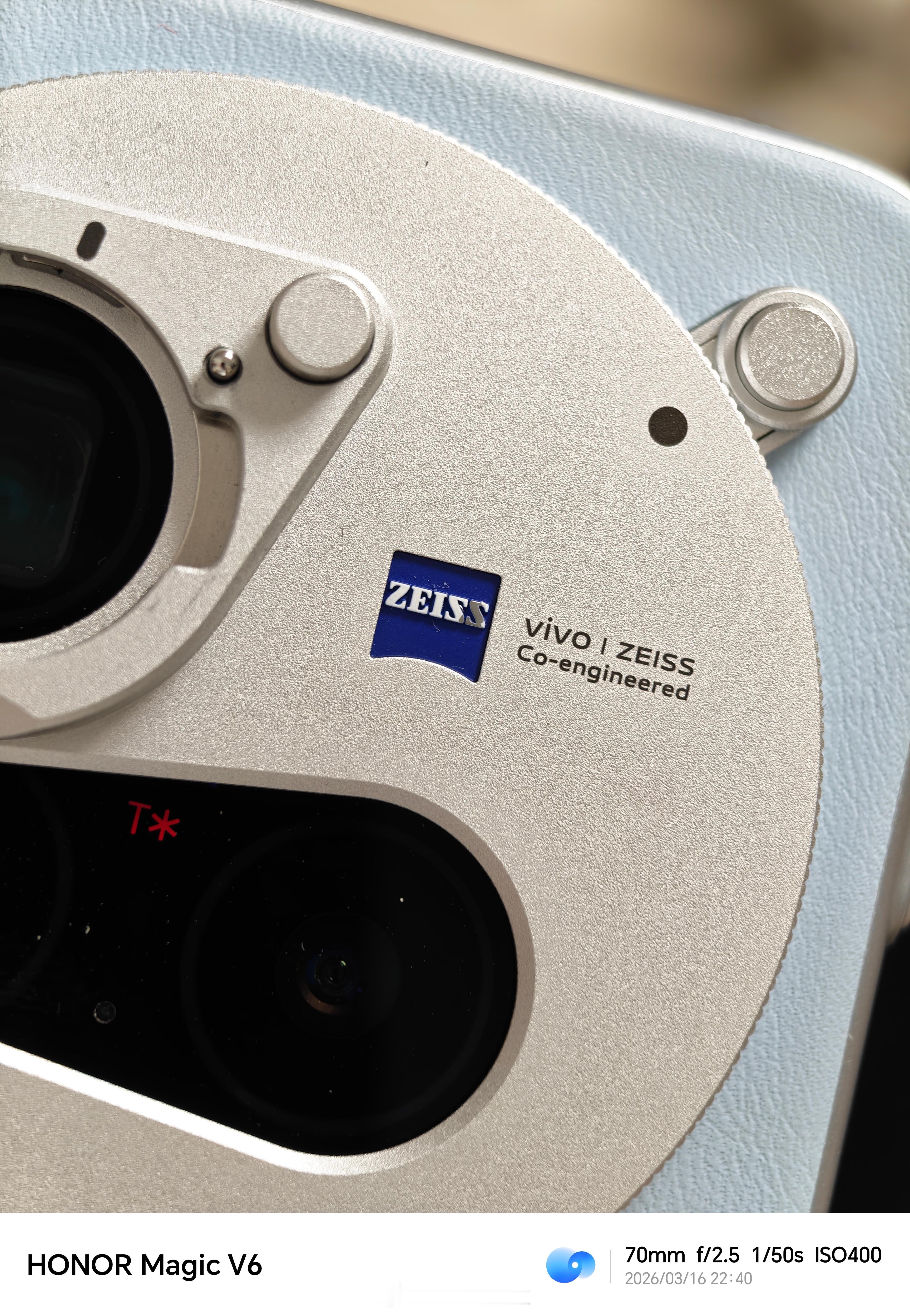 哈哈，蔡司logo掉色了