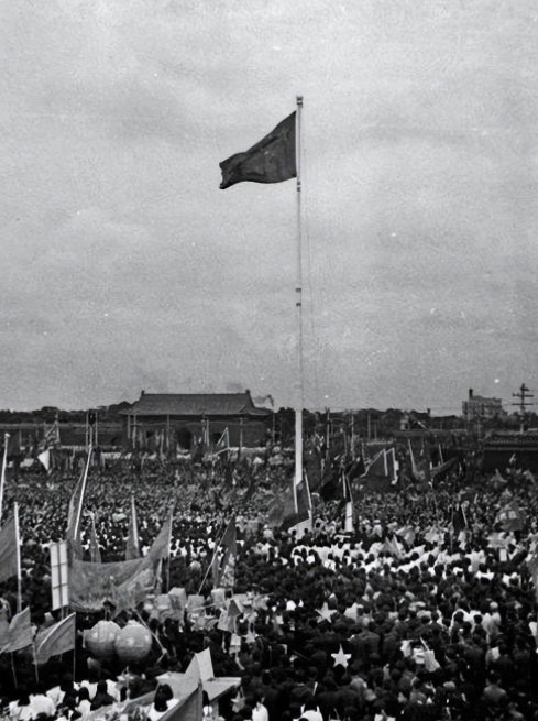 1949年10月1日，开国大典在天安门隆重举行，三十万军民汇聚广场，全国无数听众