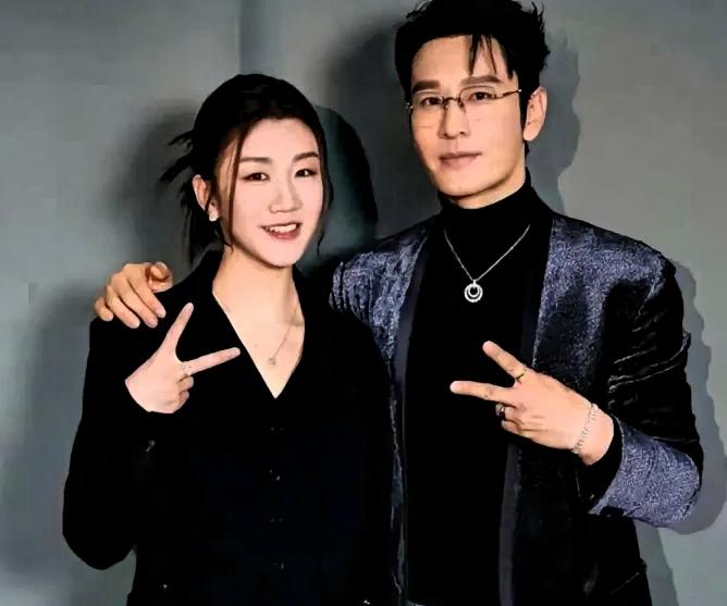 近日，48岁黄晓明被拍到与26岁胡冉儿共进晚餐，两人相差22岁的恋情瞬间引爆全网