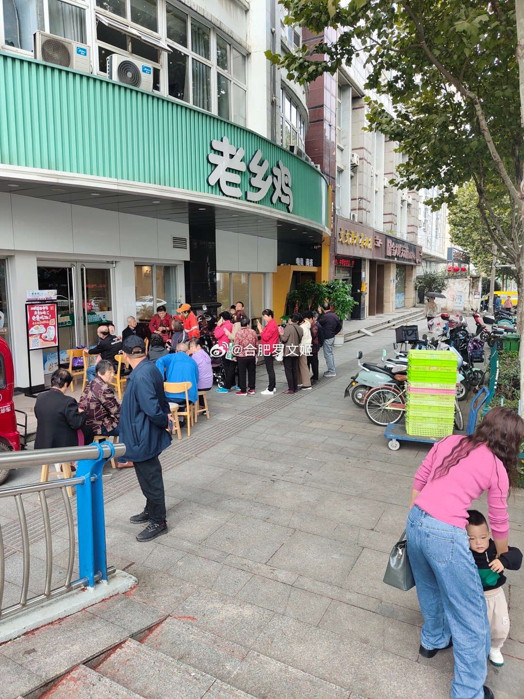 #老乡鸡免费吃饭排队名场面# 老乡鸡20周年真的太豪了，大手笔啊～我爸妈也去排队