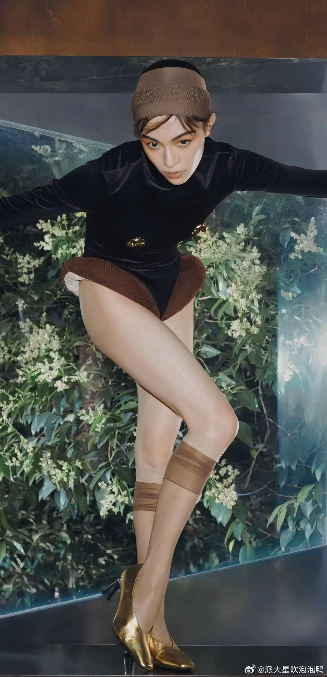 这视觉效果的冲击力也太大了。把衬衫塞进内裤里，真搞不懂这是什么操作，真的好看吗？