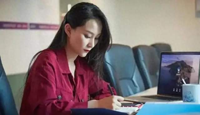 韩国生育率暴跌，我国每年补贴3600元，当代年轻人到底在怕什么