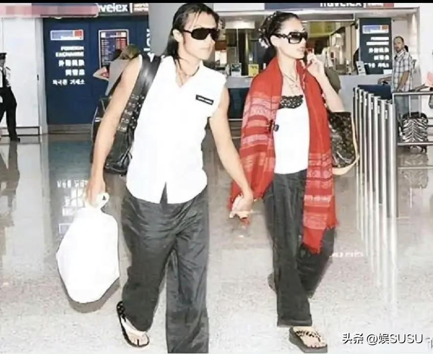 2006年，在杭州萧山机场
谢霆锋穿着白色无袖上衣+人字拖，张柏芝戴着红色长围巾
